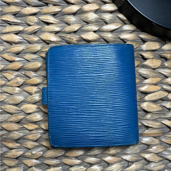 Louis Vuitton vintage Epi bifold wallet *HARD FIND* - Picture 2 of 6